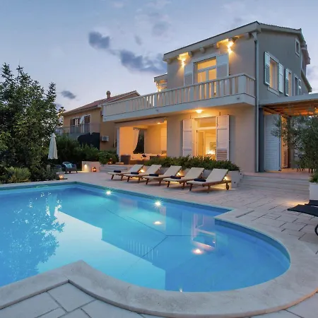 Beautiful 100m From The Sea Villa *